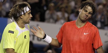 David Ferrer (vlevo) a Rafael Nadal po vzjemnm tvrtfinle Australian Open