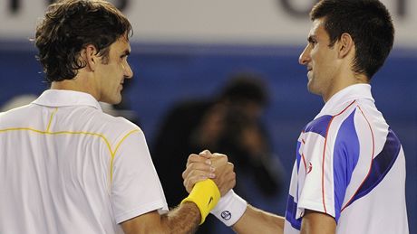 Roger Federer (vlevo) gratuluje Novaku Djokoviovi k postupu do finle Australian Open