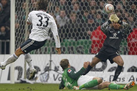 Branká Werderu Brémy Tim Wiese vyráí tvrdou ránu Maria Gomeze. 