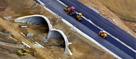 Kvli nedostavné dálnici D8 si idii zkracují cestu po místních komunikacích. Obyvatele pilehlých vesnic trápí hustá doprava. Ilustraní snímek