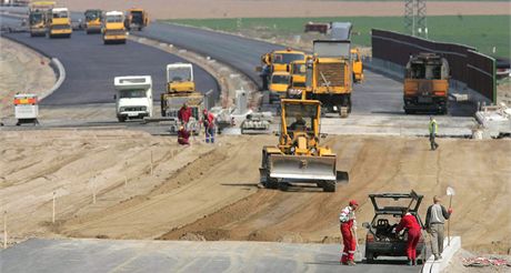 Ministr dopravy Zbynk Stanjura Perovu slíbil, e stavba úseku D1 na Lipník zane u letos na jae. (Ilustraní snímek)