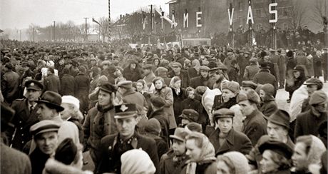 Prvn vlak s Volyskmi echy, kte se po vlce vraceli ze SSSR, pijel 8. nora 1947 na ndra do atce.