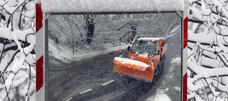 V Krkonoích silniái motoristm doporuují zvýenou opatrnost v okolí lyaských stedisek s umlým zasnováním.(Ilustraní foto)