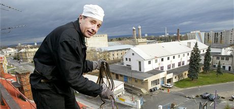 Solidní kominík sám nenabízí po domech sluby a nejezdí píli daleko. Ilustraní snímek.