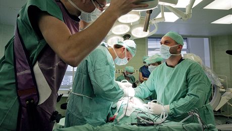 V Nemocnici Milosrdných bratí omezují kvli chybjícím anesteziologm operace. Ilustraní foto