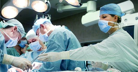 Podle eské lékaské komory chybjí v nemocnicích hlavn chirurgové, porodníci i gynekologové (ilustraní foto)