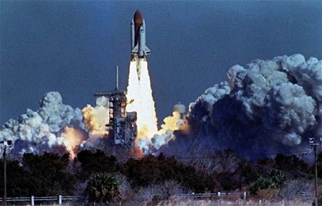 Raketoplán Challenger startuje z Kennedyho vesmírného stediska
