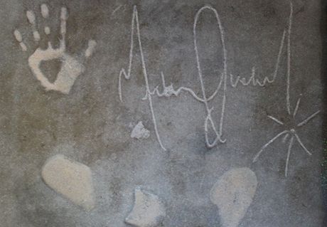 Beton s otisky a podpisem Michaela Jacksona