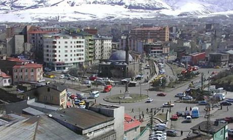Erzurum je msto s pl milionem obyvatel, leící na úpatí severoanatolského pohoí, jeho nejvyí títy se plhají do výky pes 3000 metr.