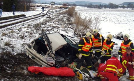 Hasii a posdka zchranskho vrtulnku pomhaj zrannmu idii.