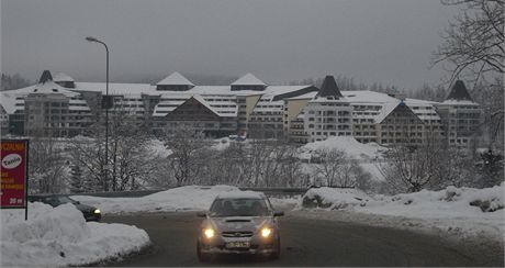 Ob Hotel Gobiewski se nachz v polsk sti Krkono na pat Snky ve stedisku Karpacz. M tm devt set pokoj a oproti pvodnmu projektu tak dv patra navc, a msto bidlicov stechy plechovou.