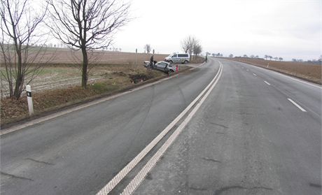 Nehoda Fordu Mustang na silnici mezi Bludovem a umperkem, pi kter se auto pevrtilo pes stechu a koda doshla zhruba 400 tisc korun.