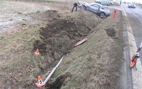 Nehoda Fordu Mustang na silnici mezi Bludovem a umperkem, pi kter se auto pevrtilo pes stechu a koda doshla zhruba 400 tisc korun.