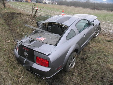 Nehoda Fordu Mustang na silnici mezi Bludovem a umperkem, pi kter se auto pevrtilo pes stechu a koda doshla zhruba 400 tisc korun.