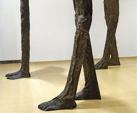 Skulptury polsk sochaky Magdaleny Abakanowicz. Dlo Krejc figury z roku 2000 (bronz).