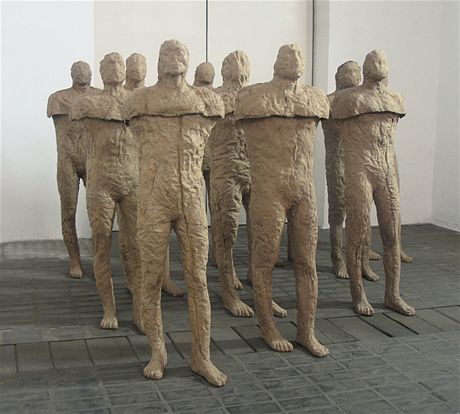 Skulptury polsk sochaky Magdaleny Abakanowicz. Dlo Koexistence z roku 2002 (juta, pryskyice).