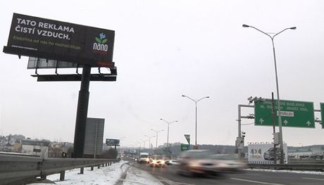 Billboard s fotokatalickým nátrem istí vzduch na praské magistrále u Kaerova