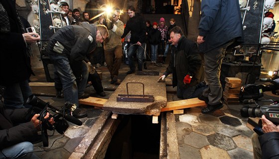 Po necelých dvou stoletích oteveli odborníci kryptu v kutnohorské kostnici. (26. ledna 2011)