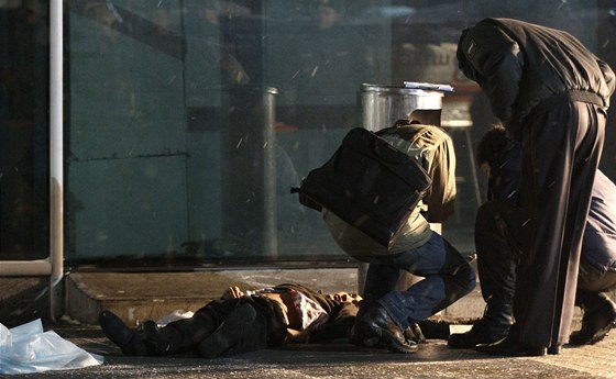 Rutí vyetovatelé po útoku na moskevském letiti Domoddovo ohledávají mrtvolu (24. ledna 2011)