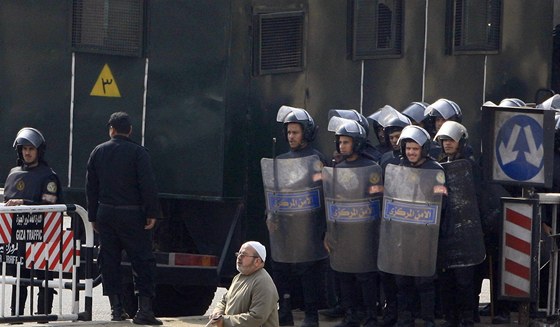Egypttí policisté se pipravují v Káhie na zásah proti demonstrantm (28. ledna 2011)
