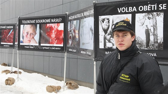 Aktivista Jan Vrána s výstavou Stop genocid.