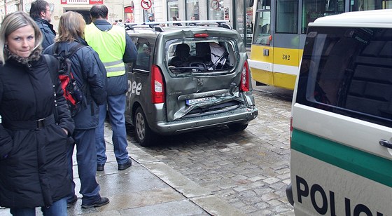 Tramvaj narazila do osobního auta v Praské ulici v Plzni. Záchranái z místa odvezli ke kontrolnímu vyetení do nemocnice roní mimino.