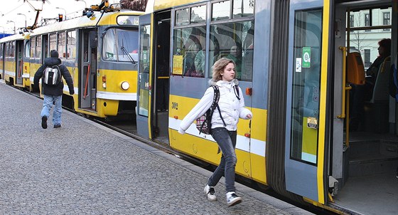 Cestující v Plzni pospíchají pi pestupování z jedné tramvaje na druhou.