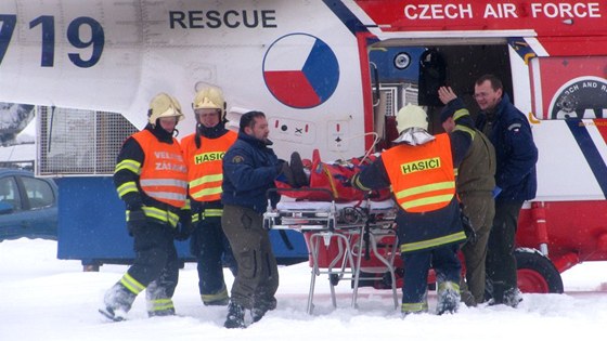 Hasii a záchranái pipravují zranného mue k transportu vrtulníkem do plzeské nemocnice