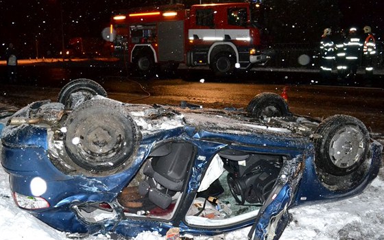 Z pevráceného auta hasii z chebské profesionální stanice vyprostili tyi pasaéry. (26.1. 2011)