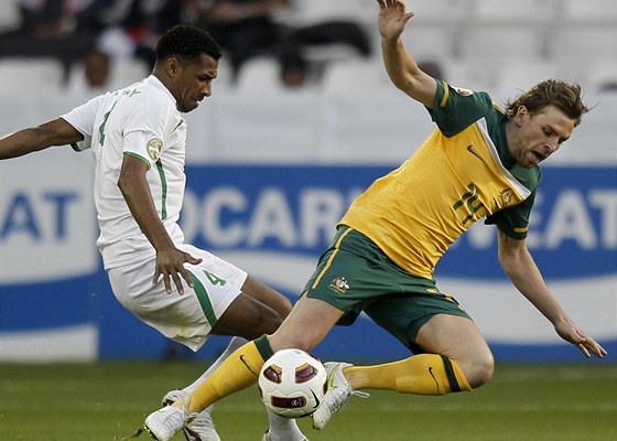 Australan Brett Holman odpadává ze souboje s iráckým fotbalistou na mistrovství Asie.