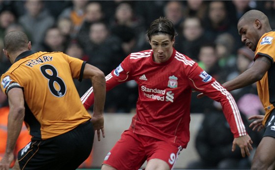 Takhle prohánl Fernando Torres v erveném dresu Liverpoolu hráe  Wolverhamptonu. Te se na jeho útoné výpady tí fanouci Chelsea.