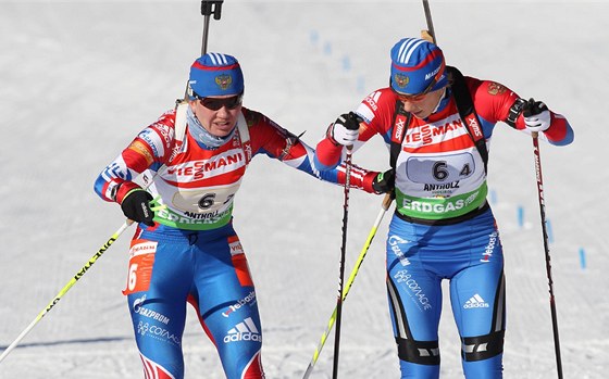 Ruské biatlonistky vyhrály tafetový závod na 4x6 km v Anterselv. Na smínku pedává Natalia Gusevová tafetu Olze Zajcevové  