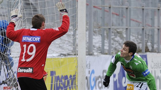 Jablonecký David Lafata stílí brankái Bohemians Jiímu Havránkovi gól v utkání zimní Tipsport ligy.