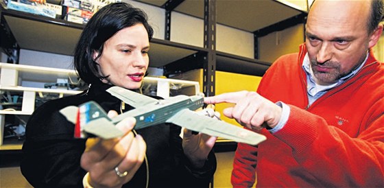 Elika Kaplický ukazuje model letadla ze sbírky svého mue historikovi Alei Kníkovi