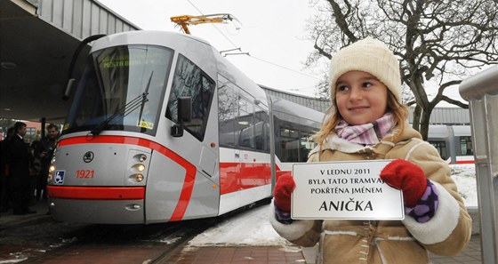 Brnnské ulice bude brázdit pt nových tramvají koda13T (Anika evíková z Brna s cedulkou, která bude umístna v nové tramvaji)