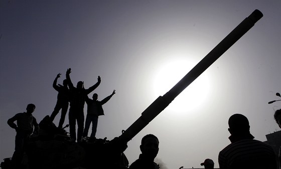 Demonstranti na tanku v egyptské Káhie