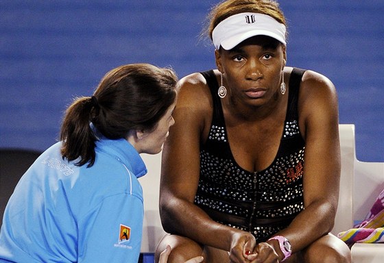 Venus Williamsová se radí s lékakou v duelu 3. kola Australian Open