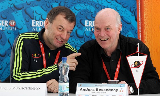 éf svtového biatlonu Anders Besserberg (vpravo) a 1. viceprezident Sergej Kuenko 