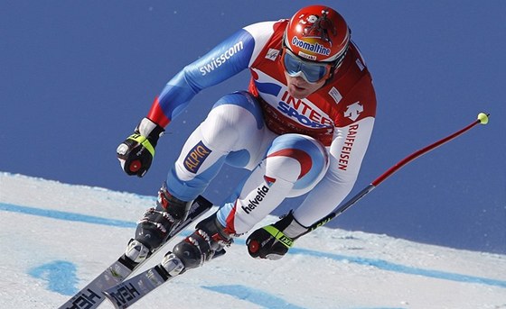 NEJSTARÍ VÍTZ. výcarský lya Didier Cuche ovládl sjezd v Chamonix a posunul svj vlastní vkový rekord.