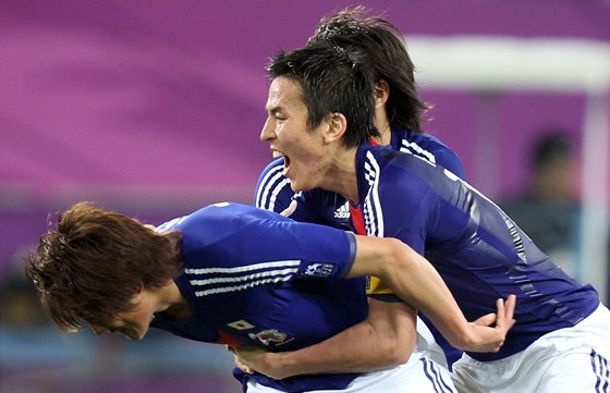 Velká radost fotbalist Japonska na mistrovství Asie.