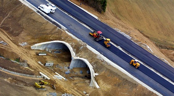 Stavba úseku silnice R6 Lubenec - Boov byla zahájena u v roce 2010 a následn kvli nedostatku penz jet za ministra Víta Bárty na neurito peruena. Ilustraní snímek