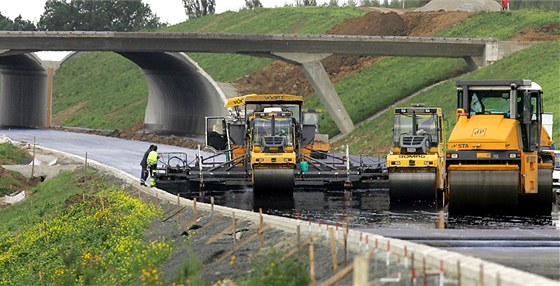 Dokonení nových úsek zvýí bezpenost silnice R7. Ilustraní snímek