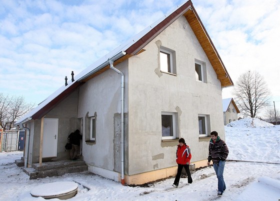V Hrádku nad Nisou byly pedány dva povodové domky novým majitelm. (24. ledna 2011)