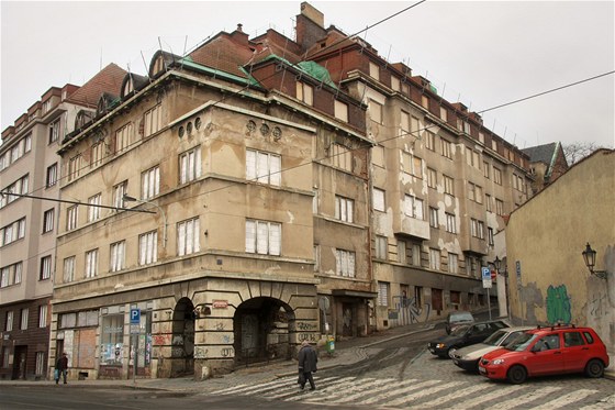 Squat na rohu ulic Apolináská a Na Slupi v Praze. (26. ledna 2011)