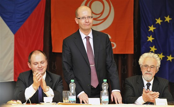 Bohuslav Sobotka porazil v Brn svého protikandidáta na éfa strany Michala Haka, zatleskal mu i Valtr Komárek (vpravo)