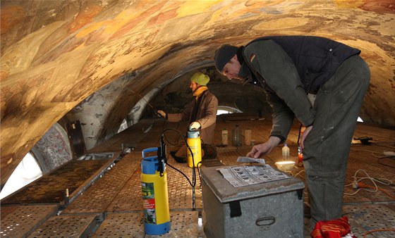 Restaurátoi v opavském kostele sv.Václava u stropu, který je ve výce 23 metr, opravují fresky znázorující scény ze ivota sv.Václava