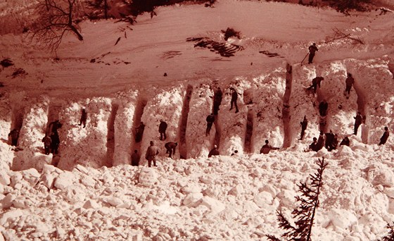 Archivní fotografie lavinového netstí v Krkonoích v roce 1968. Zahynuli vtinou mladí lidé.