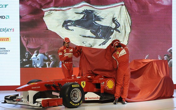 NOVÝ KRASAVEC. Fernando Alonso (vlevo) a Felipe Massa odhalují monopost Ferrari pro sezonu 2011.
