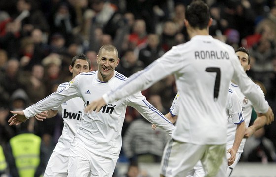 MADRIDSKÁ RADOST. Hrái Realu Madrid se radují ze vsteleného gólu. Uprosted autor branky Karim Benzema.