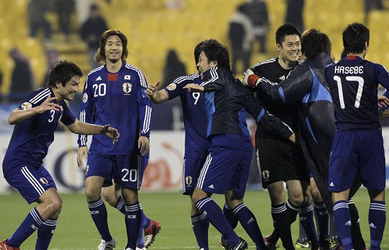 Fotbalisté Japonska se radují z postupu do semifinále asijského ampionátu